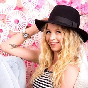 Meet your Posher, Maya